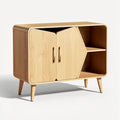 **Moderne houten kast met unieke deuren en schapindeling**